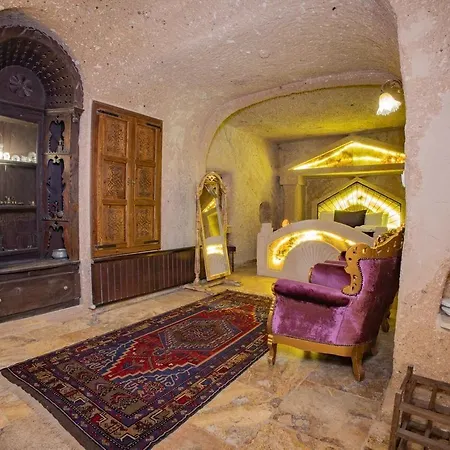 Royal Cave 3*