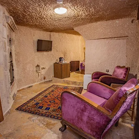 Royal Cave 3*